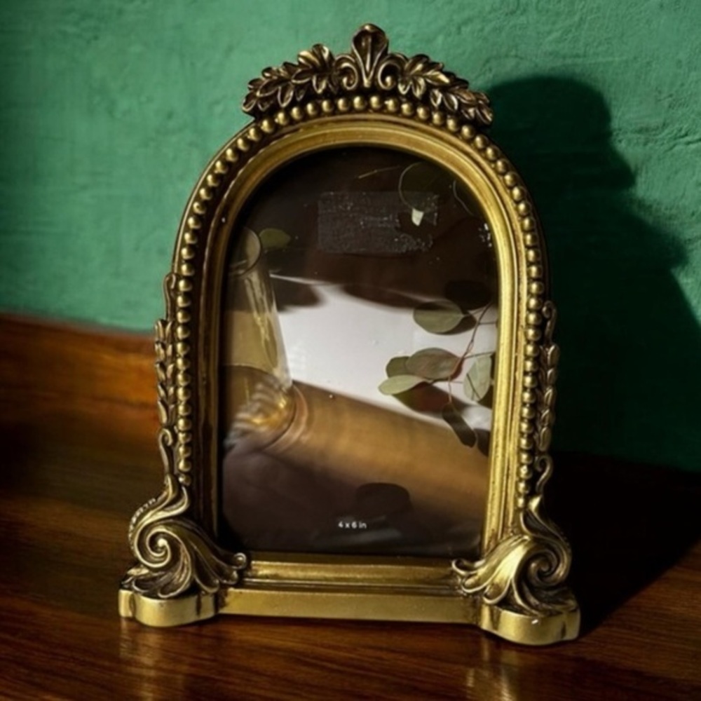 Elegant Gold Ornate Picture Frame for 4”x6” photo